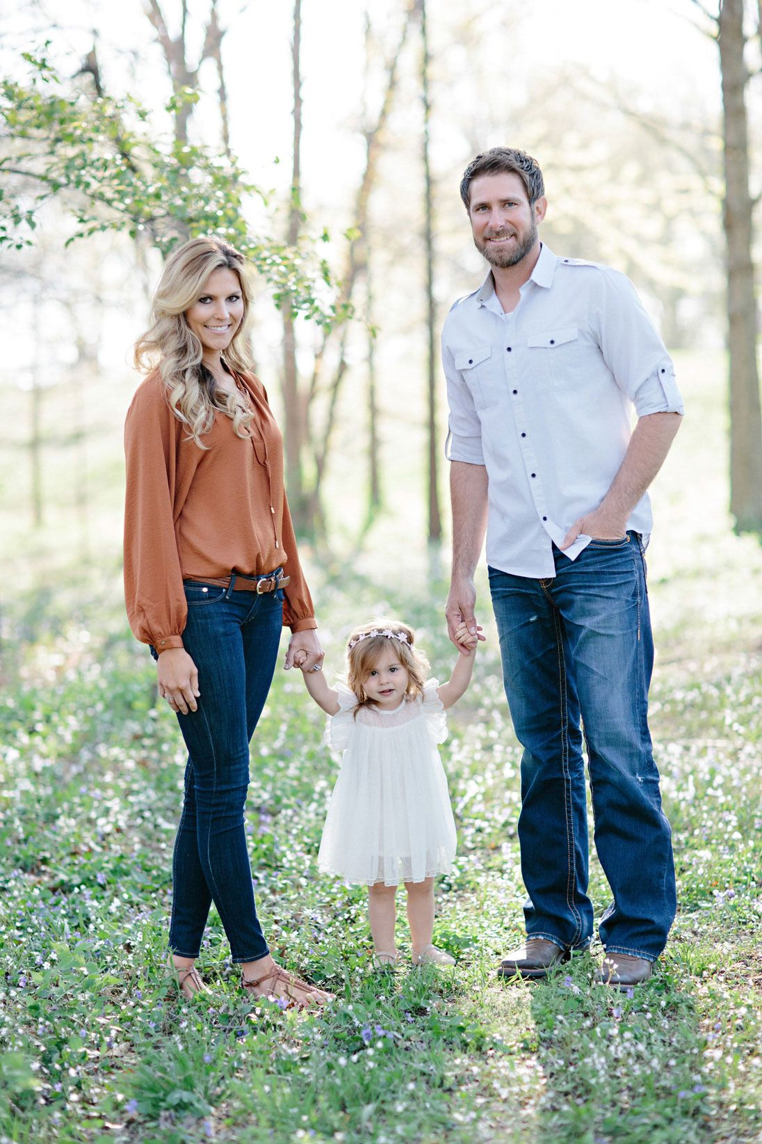 Family Fall Pictures Clothing Ideas
 Live the setting & clothing especially the sweet little