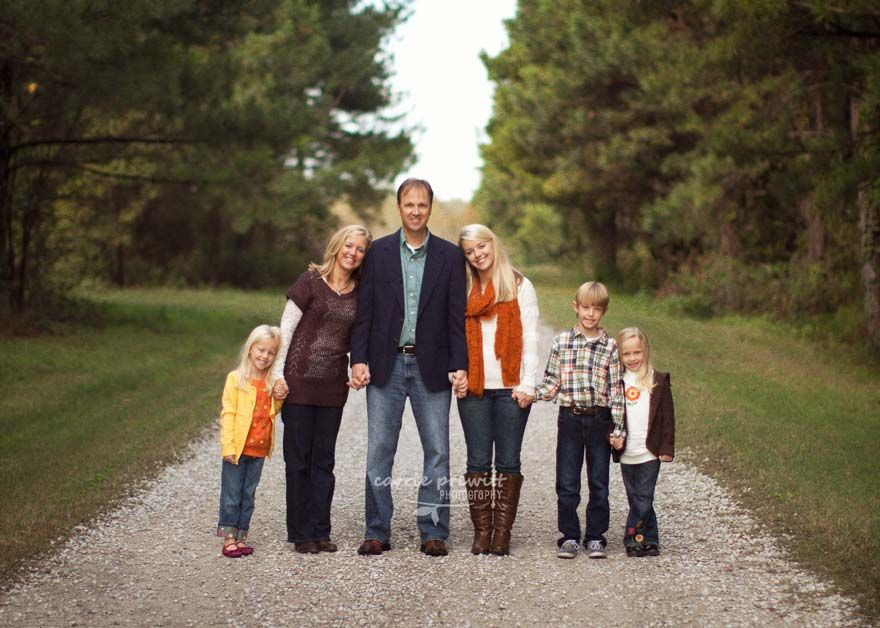 Family Portrait Ideas For Fall
 Fabulous Family graphy Posing Tips and Tricks by
