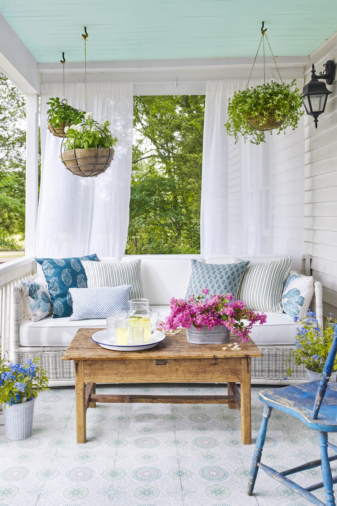 Front Porch Spring Ideas
 Pretty Spring Front Porch Decorating Ideas echitecture