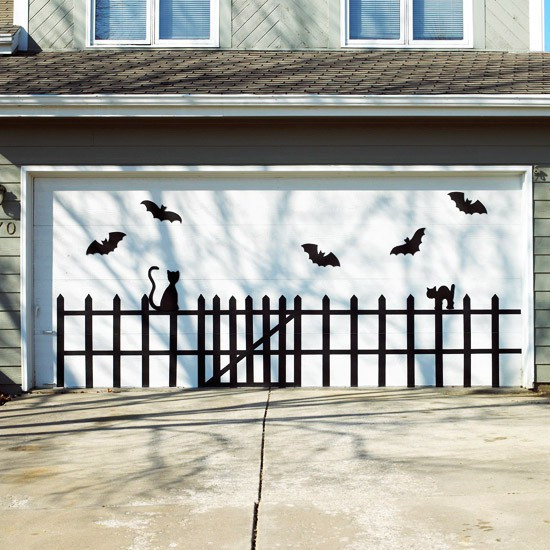 Garage Door Halloween Decor
 Show Me Crafting Outdoor Halloween Decor Ideas via Pinterest