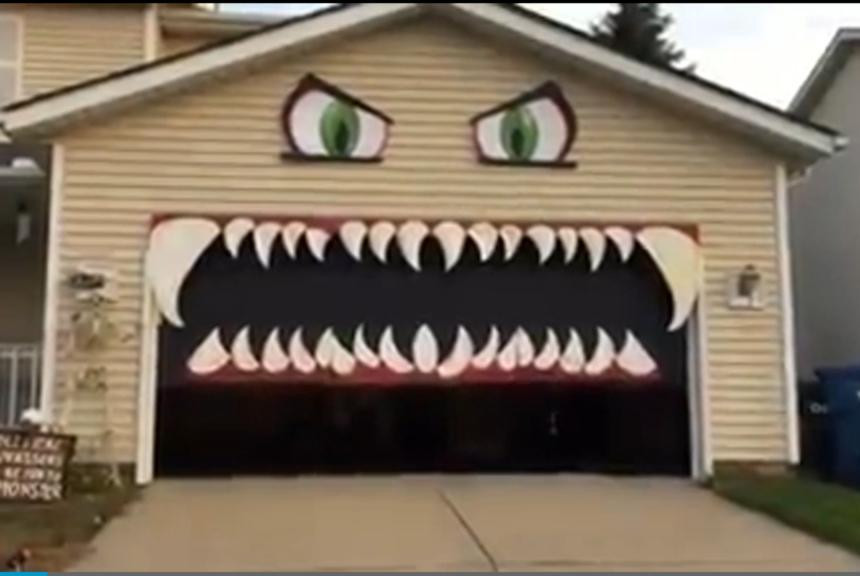 Garage Door Halloween Decor
 Watch Garage door forms the mouth of Halloween monster