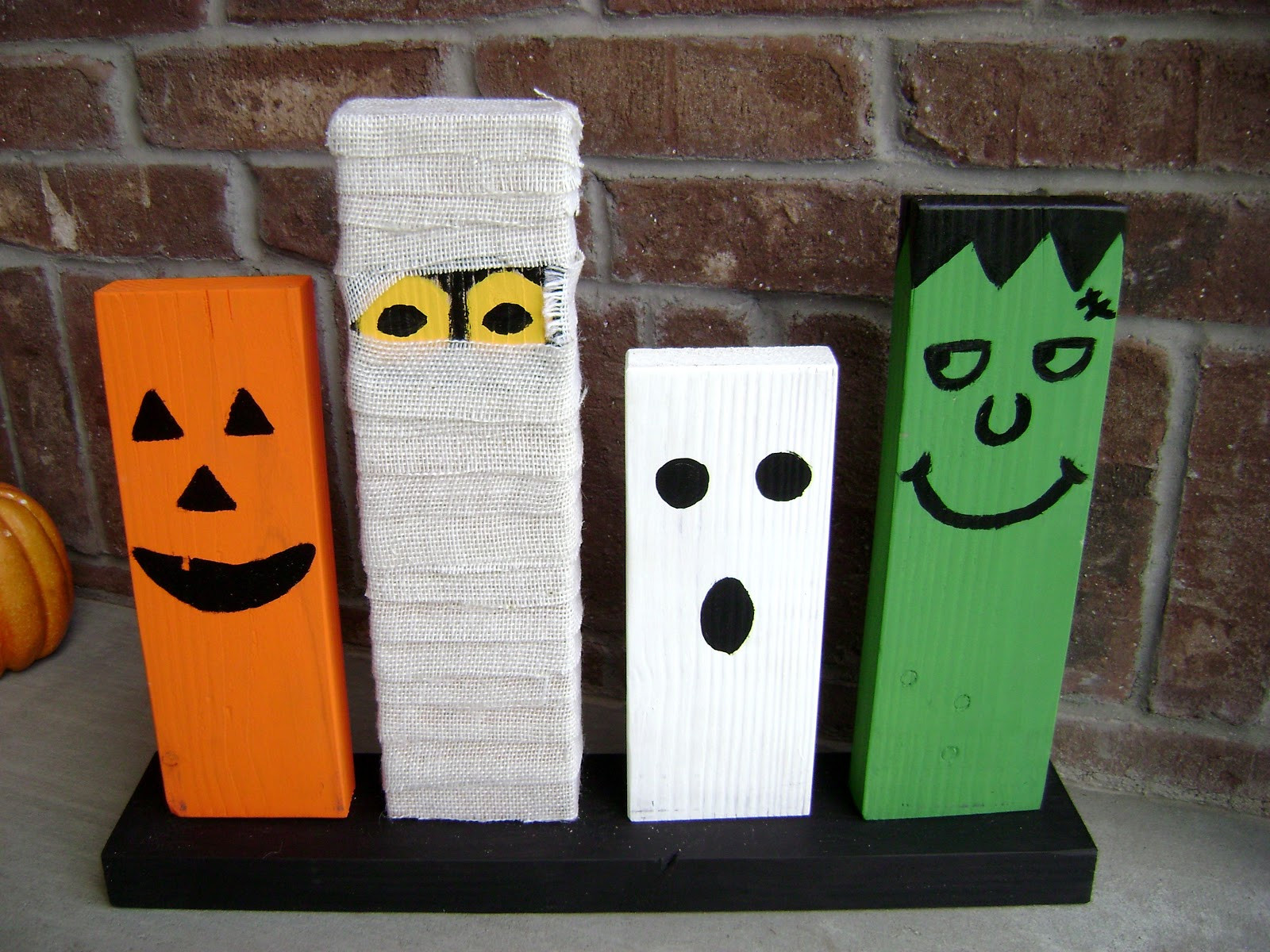 Halloween Wood Craft
 La Famille Noire DIY Wooden Halloween Decorations