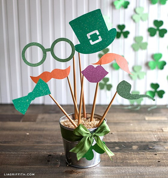 St Patrick's Day Decoration Ideas
 12 Ideas to Celebrate St Patrick s Day Celebrations at Home