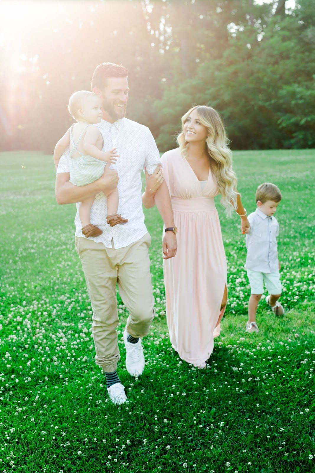 Summer Family Picture Outfit Ideas
 CARA LOREN Family pictures