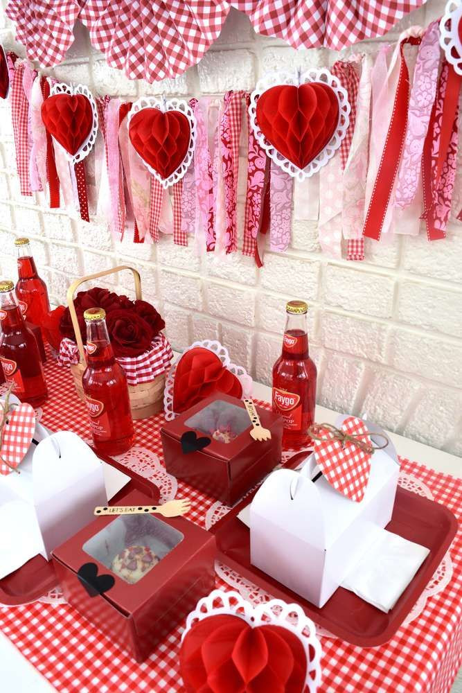 Valentines Day Party Decoration
 Loving the table settings at this Valentine Day picnic