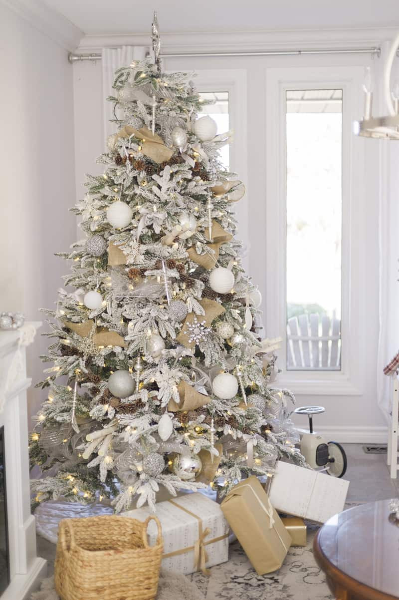 White Christmas Tree Ideas
 Beautiful Ideas to Deck up Your Frosted Christmas Tree