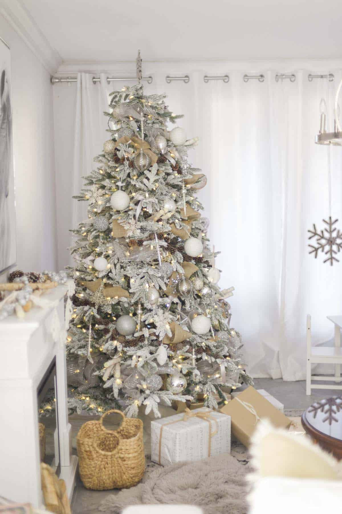 White Christmas Tree Ideas
 25 Absolutely Stunning White Christmas Tree Decorating Ideas