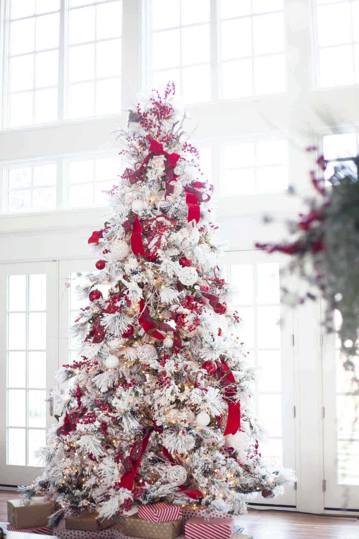 White Christmas Tree Ideas
 25 Absolutely Stunning White Christmas Tree Decorating Ideas